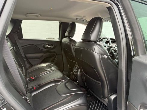 Used 2019 Jeep Cherokee Trailhawk w/ Cold Weather Group AWD/4WD image 13