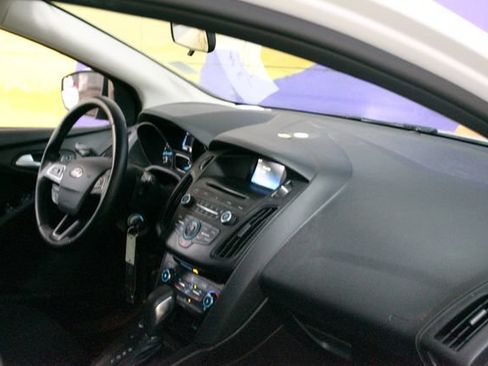 Used 2017 Ford Focus SE w/ SE Winter Package FWD image 10