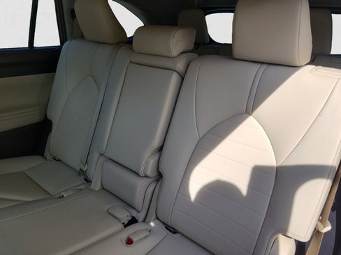 Used 2020 Toyota Highlander XLE image 19