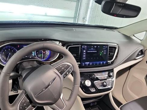 Used 2024 Chrysler Pacifica Limited FWD image 6