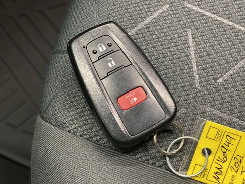 Used 2021 Toyota RAV4 XLE image 31