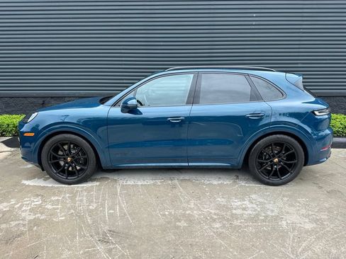 Certified 2025 Porsche Cayenne GTS AWD/4WD image 2