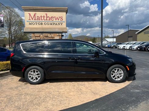 Used 2024 Chrysler Voyager LX image 4