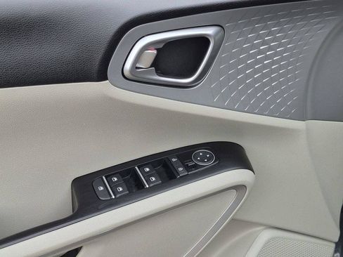 Certified 2022 Kia Soul LX w/ Technology Package FWD image 11