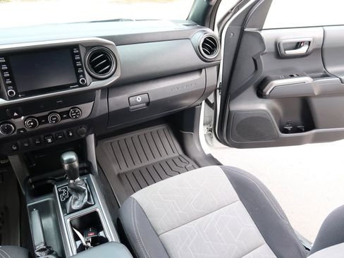 Used 2020 Toyota Tacoma TRD Sport w/ Technology Package image 30