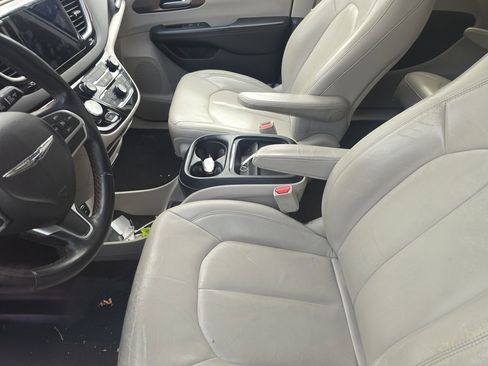 Used 2017 Chrysler Pacifica Touring-L w/ Tire & Wheel Group image 10