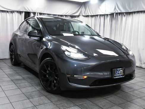 Used 2025 Tesla Model Y Long Range image 3
