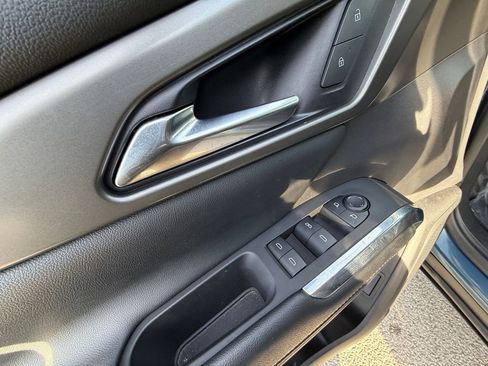 Used 2025 Chevrolet Traverse LT image 11