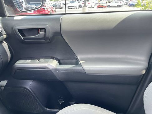 Used 2018 Toyota Tacoma SR5 AWD/4WD image 21