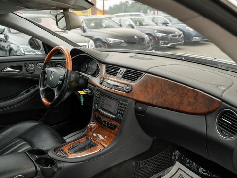 Used 2006 Mercedes-Benz CLS 500 w/ Entertainment Pkg image 12