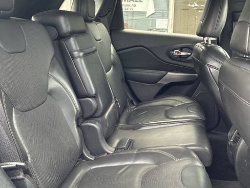 Used 2019 Jeep Cherokee Limited w/ Luxury Group FWD image 16