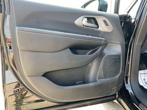 New 2027 Chrysler Pacifica Limited w/ Family Tech Group AWD/4WD image 11