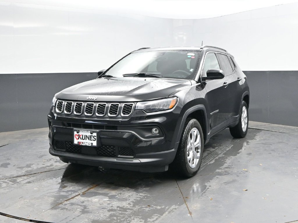 Used 2024 Jeep Compass Latitude AWD/4WD image 3