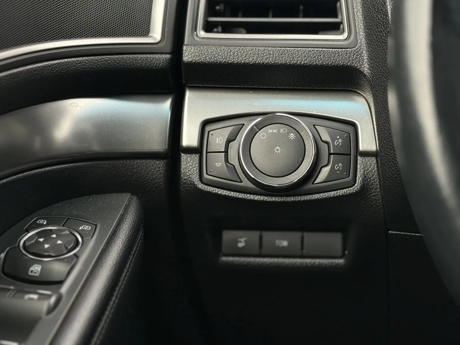 Used 2019 Ford Explorer XLT w/ Equipment Group 201A FWD image 27