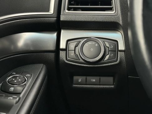 Used 2019 Ford Explorer XLT w/ Equipment Group 201A FWD image 27