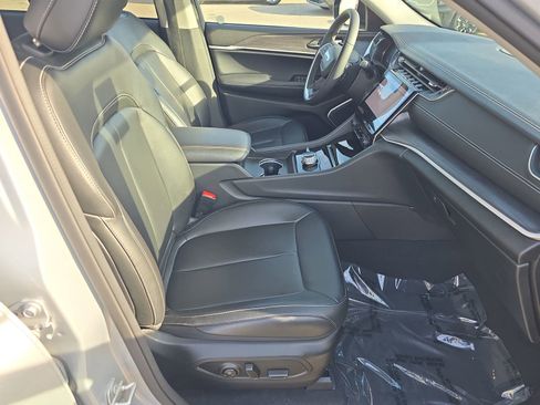 Used 2023 Jeep Grand Cherokee Limited w/ Black Appearance Package image 10