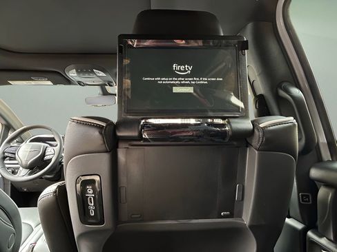 New 2026 Chrysler Pacifica Limited w/ Uconnect Theater Family Group image 30