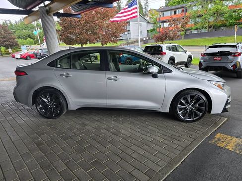 Used 2024 Toyota Corolla SE w/ SE Package FWD image 4