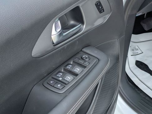 New 2026 Chrysler Pacifica Select image 12