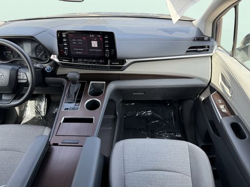 Used 2024 Toyota Sienna LE image 57
