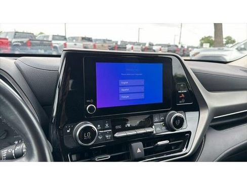 Used 2024 Toyota Highlander XLE FWD image 28