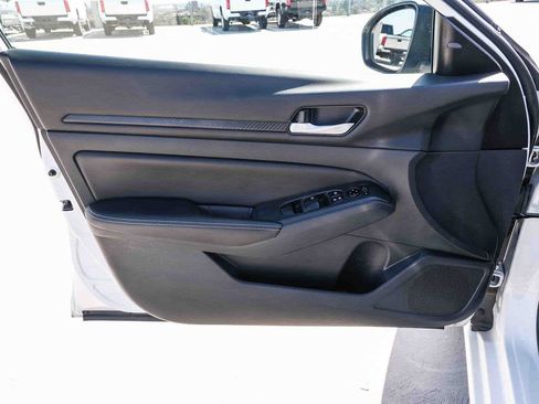 Used 2025 Nissan Altima 2.5 SV FWD image 23