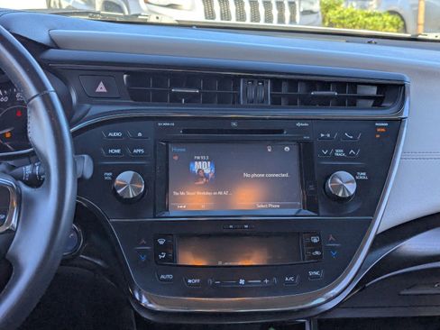 Used 2016 Toyota Avalon Limited image 19