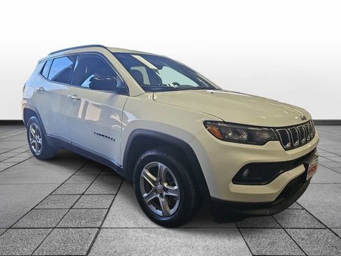 Used 2024 Jeep Compass Latitude AWD/4WD image 3