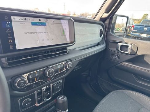 Used 2025 Jeep Wrangler Sahara image 24