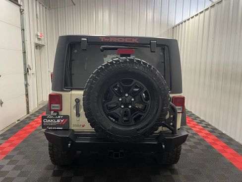 Used 2011 Jeep Wrangler Unlimited Rubicon w/ Connectivity Group AWD/4WD image 7