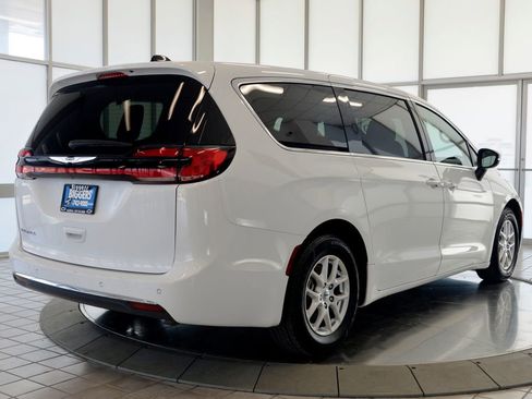 Used 2023 Chrysler Pacifica Touring-L FWD image 8
