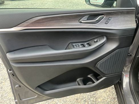 New 2025 Jeep Grand Cherokee Limited w/ Black Appearance Package image 10