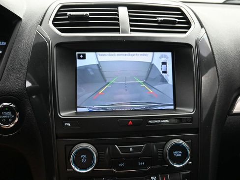 Used 2018 Ford Explorer XLT w/ Equipment Group 202A FWD image 17