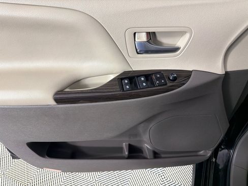 Used 2018 Toyota Sienna XLE image 11