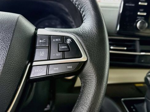 Used 2022 Toyota Sienna XLE w/ XLE Plus Package FWD image 24