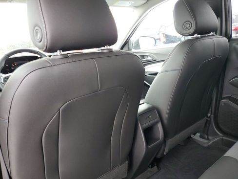 Used 2025 Chevrolet Trax LT w/ LT Convenience Package image 33