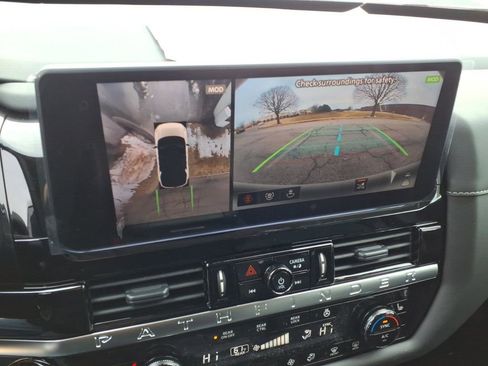 New 2026 Nissan Pathfinder SL image 10