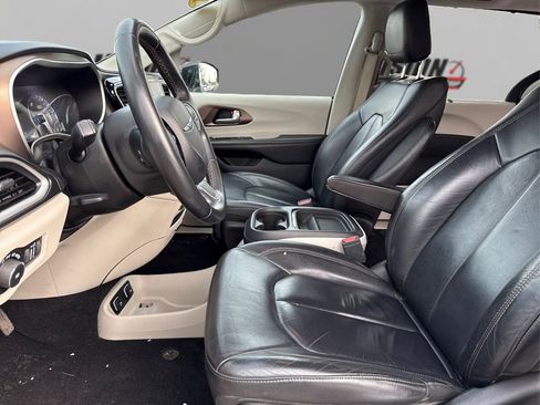 Used 2017 Chrysler Pacifica Touring-L image 9