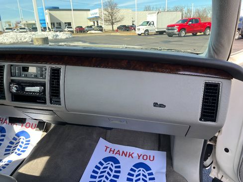 Used 1993 Cadillac Fleetwood Sedan RWD image 15