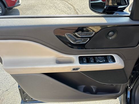 Used 2021 Lincoln Aviator Reserve w/ Equipment Group 201A AWD/4WD image 11