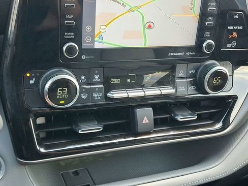 Used 2021 Toyota Highlander XLE AWD/4WD image 16