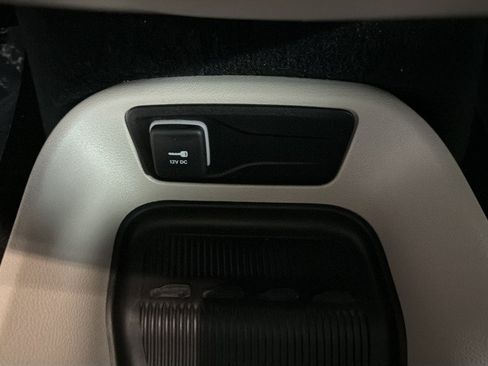 Used 2024 Chrysler Pacifica Touring-L FWD image 32