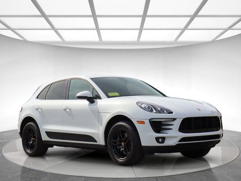 Used 2018 Porsche Macan AWD/4WD image 3