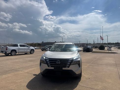 Used 2025 Nissan Rogue SV FWD image 6