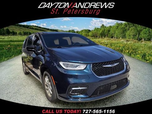 Used 2025 Chrysler Pacifica Select FWD image 1