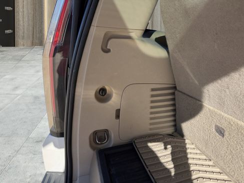 Used 2020 Cadillac Escalade Premium Luxury image 36