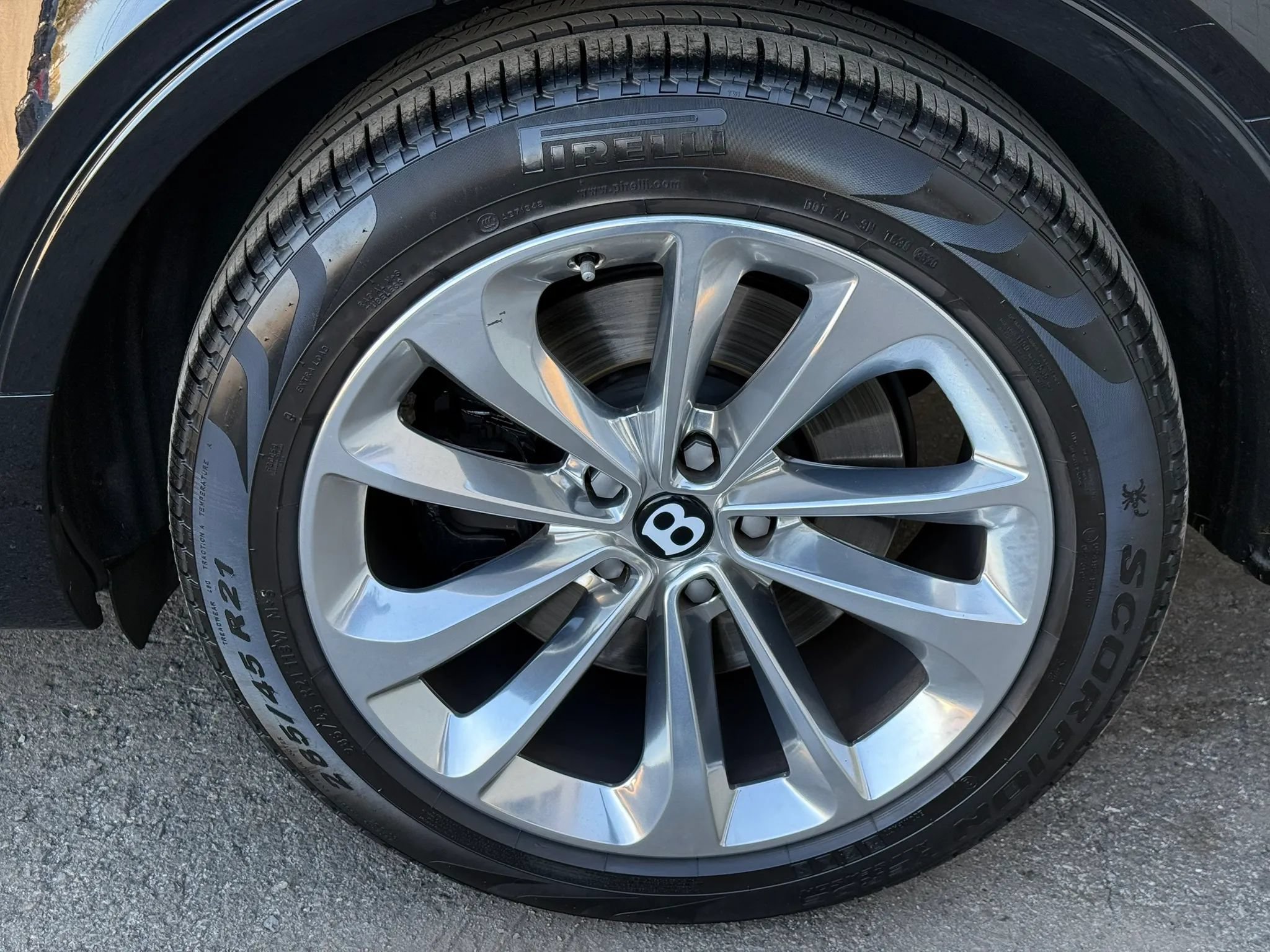 Used 2019 Bentley Bentayga AWD/4WD image 48