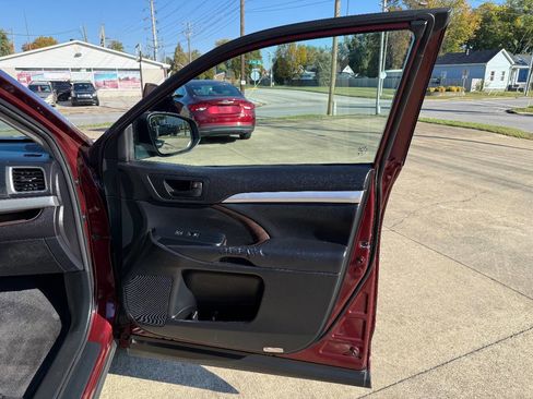 Used 2015 Toyota Highlander LE image 14