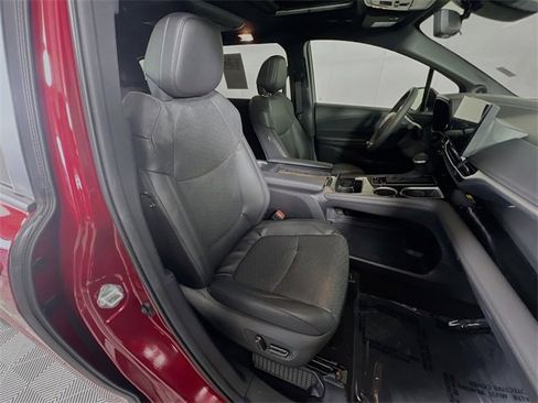 Used 2025 Toyota Sienna Platinum image 29