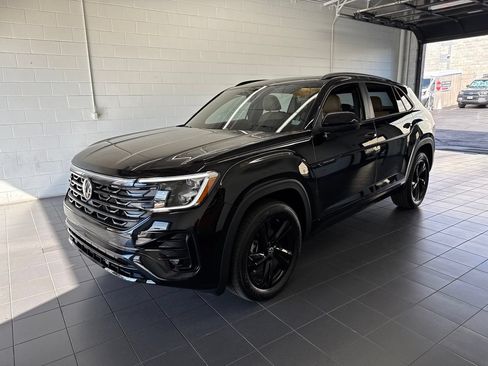 Used 2026 Volkswagen Atlas Cross Sport SEL R-Line AWD/4WD image 4